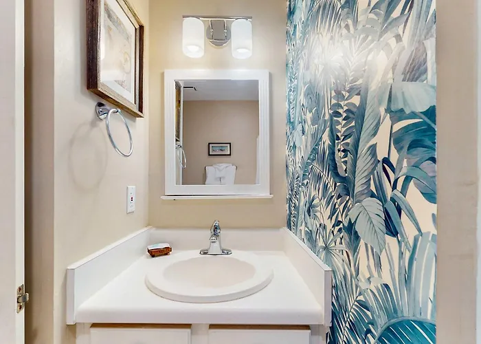 Waterfront With Shared Outdoor Pool Furnished Balcony & Access Gulf Shores