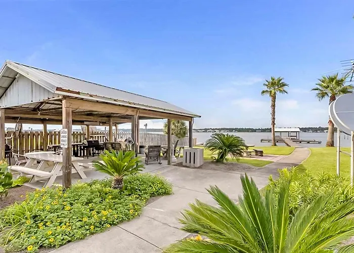 Waterfront With Shared Outdoor Pool Furnished Balcony & Access Holiday home *