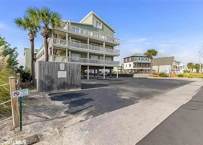 Waterfront With Shared Outdoor Pool Furnished Balcony & Access Holiday home *